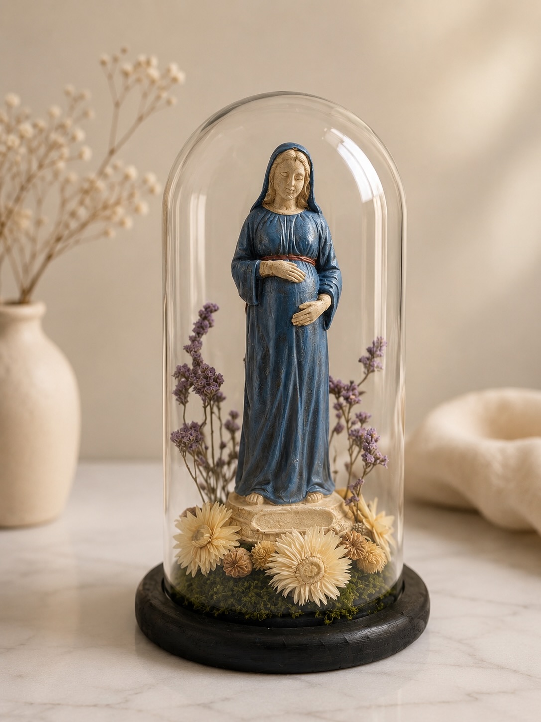 Fanal de vidrio con virgen y flores preservadas